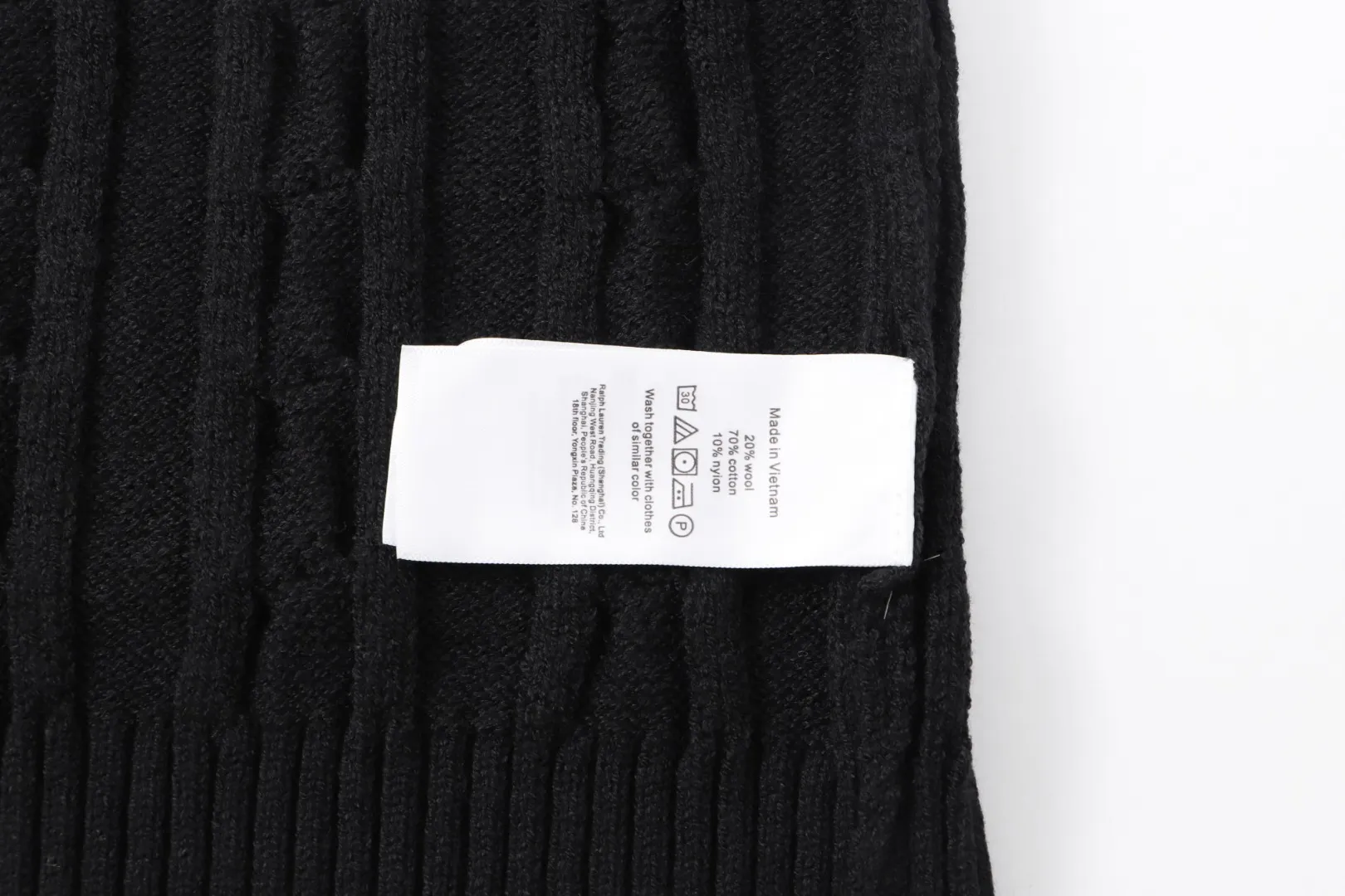 P210 [Ralph Lauren round neck solid color pony embroidery logo twist knitted sweater] ✅Ralph Lauren classic basic versatile knitted pullover crew neck sweater for men and women ✅Main supplier platform live broadcast Wholesale entity Replenish when out of stock will not be removed from the shelves ✅ZP quality 1:1 pattern making Scan the code to enter the GF website Counter quality ✅Detailed quality is the only one in Guangzhou Imported quality cotton yarn Focus on high-end cost-effective Good quality Needless to say ✅The version is restored to the original version. The maximum size can be worn up to 1105 pounds. Loose, comfortable and stress-free. ✅The upper body is simple and easy to match. A must-have for ootd. Good-looking clothes are never picky. A must-have in couples’ wardrobes. Size: S-XL. Color: black, white, gray, royal blue, pink, sky blue, khaki.